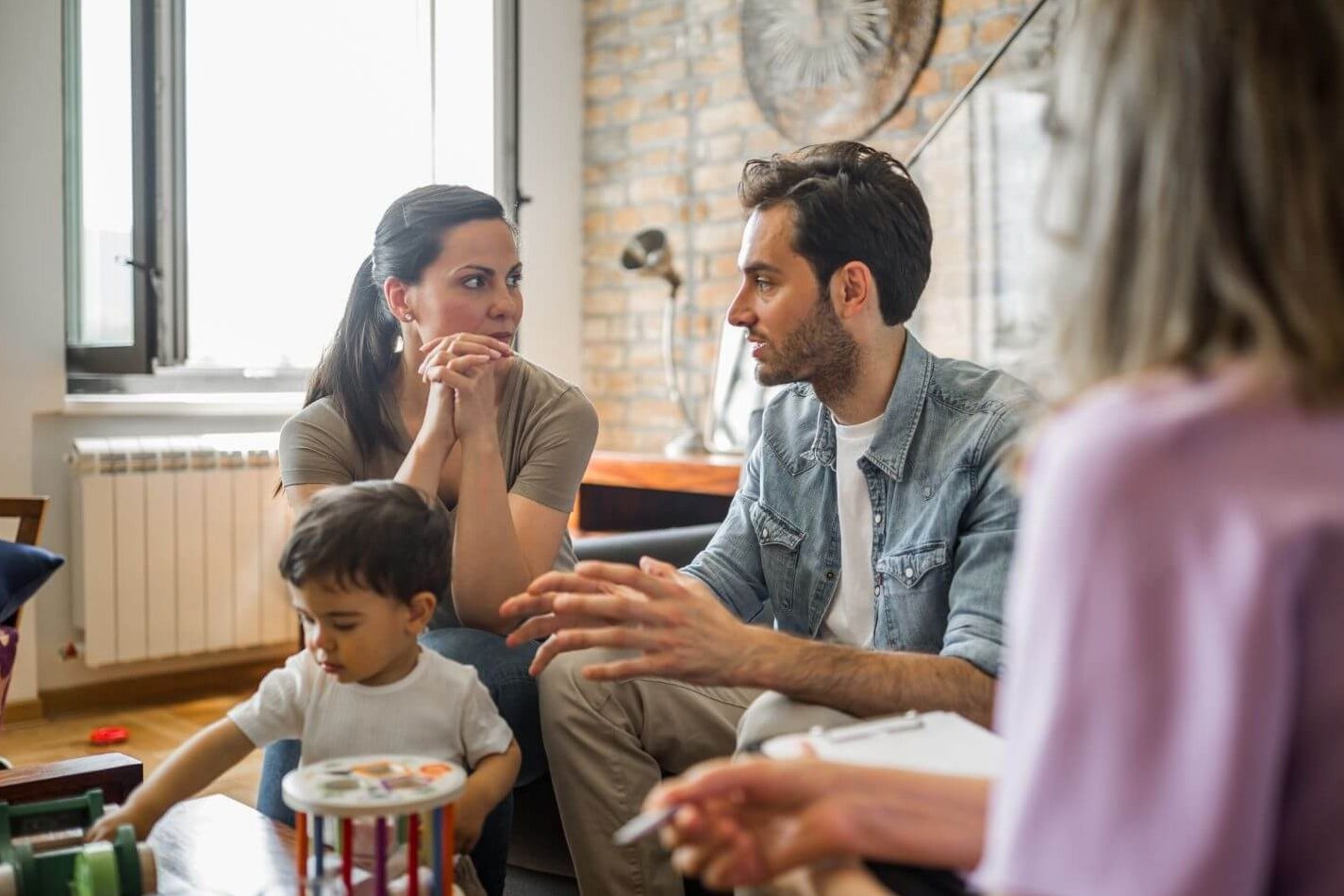 Pflegeeltern mit Pflegekind in der Beratung mit Familientaucher