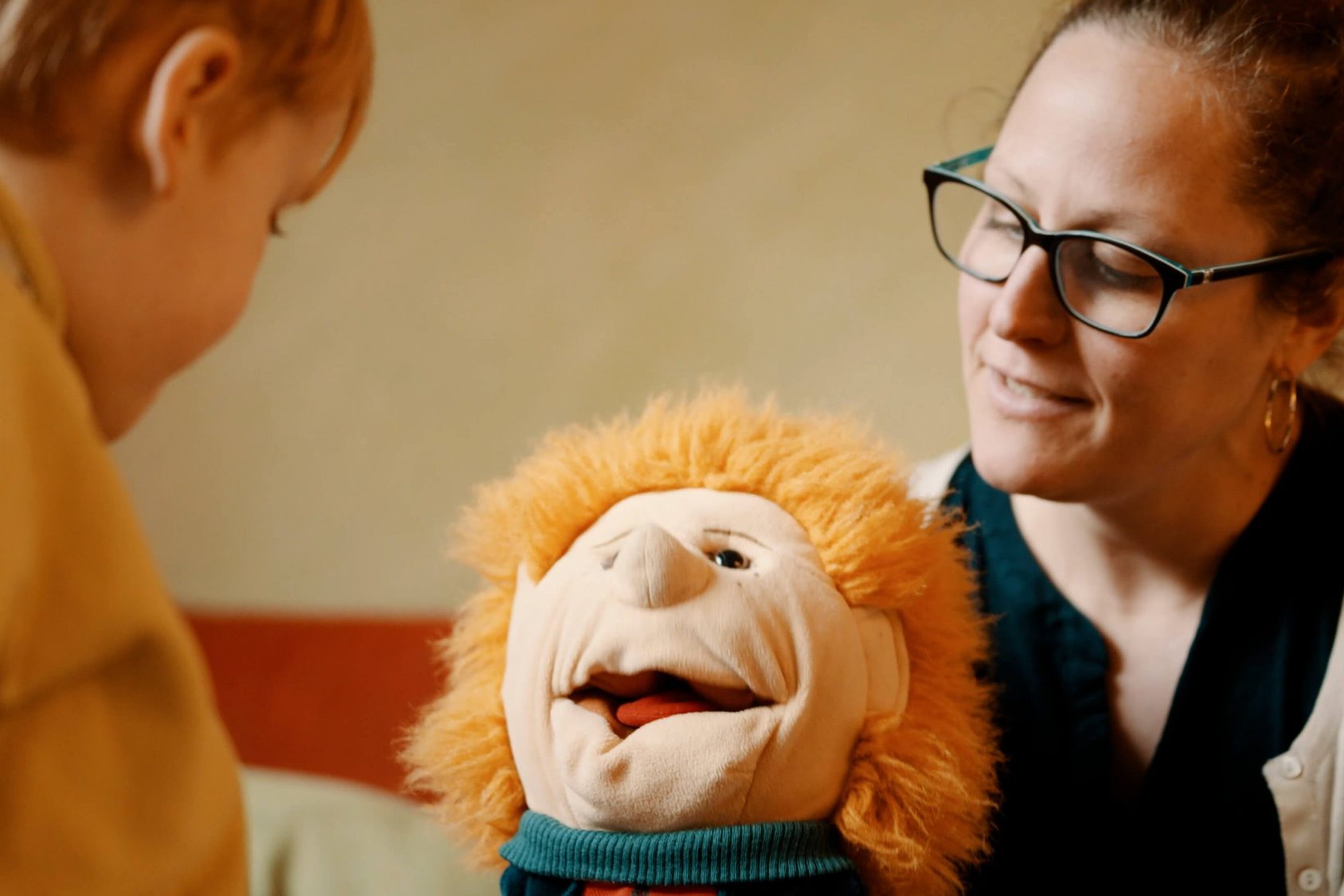 Pflegekind in Beratung mit Familientaucher Friederike Eike