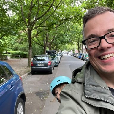 Pflegefamilie zufrieden Beratung Familientaucher